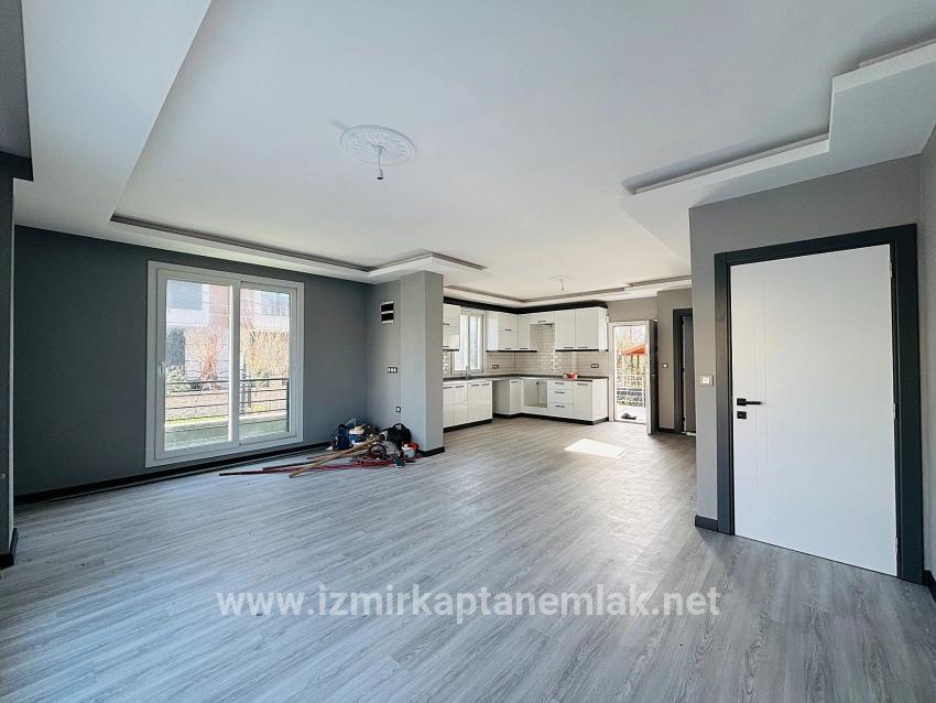 Seferihisar Doğanbey Cumhuriyet Mah. Satılık 3+1 Yazlık - 165 m²