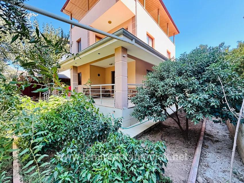 Seferihisar Doğanbey Cumhuriyet Mah. Satılık 4+1 Yazlık - 160 m²