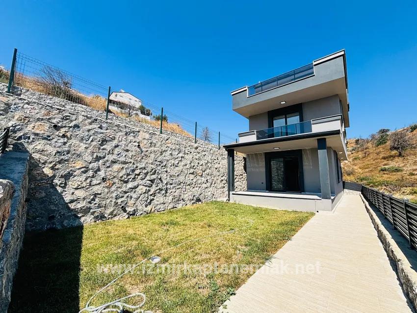 Seferihisar Doğanbey Atatürk Mah. Satılık 3+1 Yazlık - 150 m²