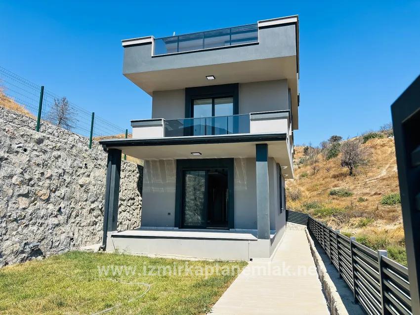 Seferihisar Doğanbey Atatürk Mah. Satılık 3+1 Yazlık - 150 m²