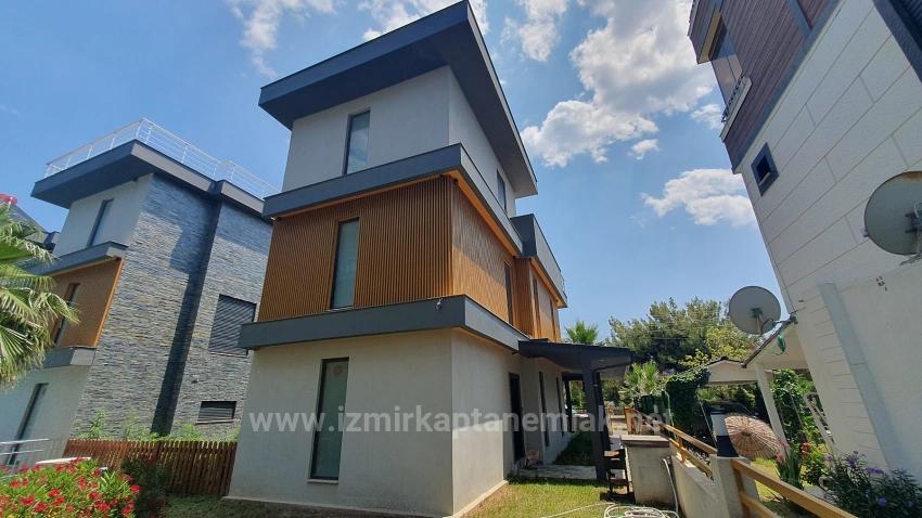 Seferihisar Payamlı'da Deniz Tarafında Havuzlu Bahçeli Satılık 3+1 Villa