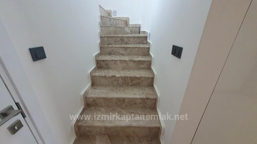 Seferihisar Payamlı'da Deniz Tarafında Havuzlu Bahçeli Satılık 3+1 Villa