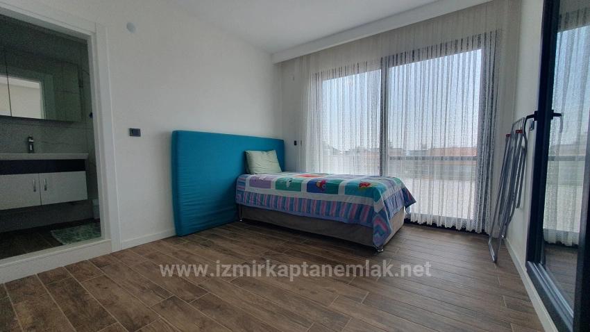 Seferihisar Payamlı'da Deniz Tarafında Havuzlu Bahçeli Satılık 3+1 Villa