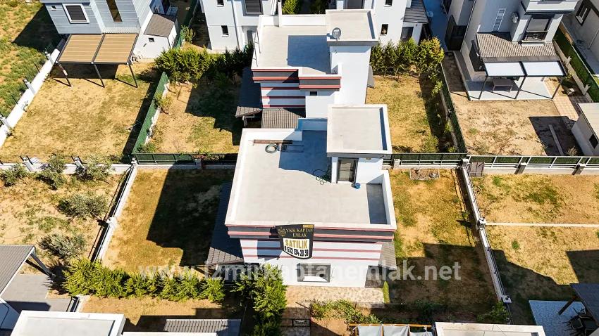 Seferihisar Doğanbey Cumhuriyet Mah. Satılık 3+1 Yazlık - 180 m²