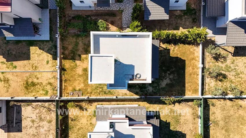Seferihisar Doğanbey Cumhuriyet Mah. Satılık 3+1 Yazlık - 180 m²