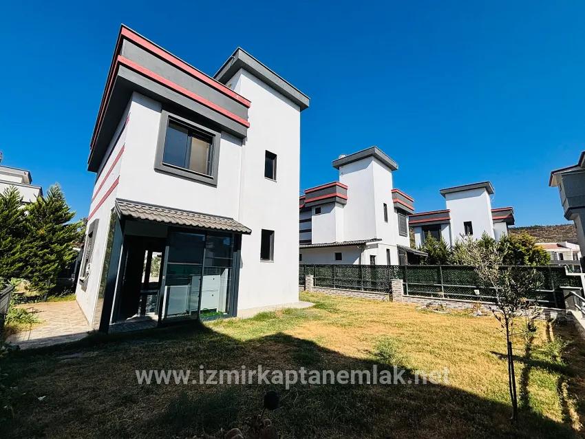Seferihisar Doğanbey Cumhuriyet Mah. Satılık 3+1 Yazlık - 180 m²