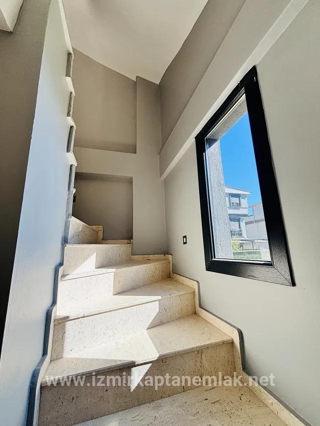 Seferihisar Doğanbey Cumhuriyet Mah. Satılık 3+1 Yazlık - 180 m²