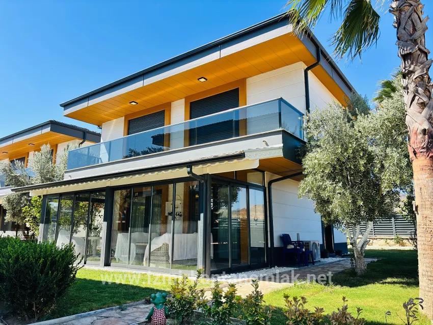 Seferihisar Doğanbey Cumhuriyet Mah. Satılık 3+1 Yazlık - 290 m²