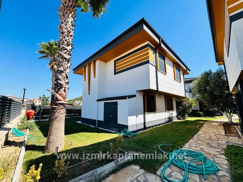 Seferihisar Doğanbey Cumhuriyet Mah. Satılık 3+1 Yazlık - 290 m²