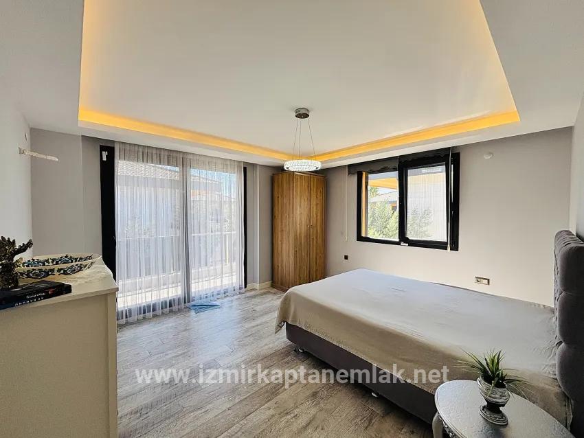 Seferihisar Doğanbey Cumhuriyet Mah. Satılık 3+1 Yazlık - 290 m²