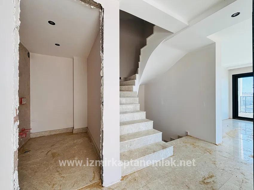 Seferihisar Turabiye Mah. Satılık 3+2 Villa - 240 m²