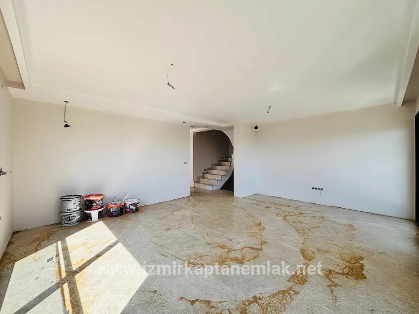 Seferihisar Turabiye Mah. Satılık 3+2 Villa - 240 m²