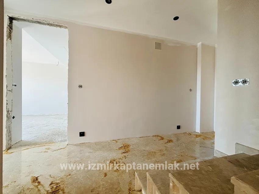 Seferihisar Turabiye Mah. Satılık 3+2 Villa - 240 m²