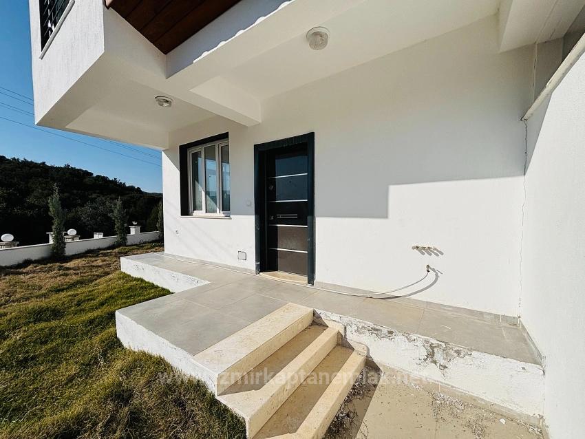 Seferihisar Payamlı Köyü'nde Geniş Bahçeli Sıfır 3+1 Satılık Villa