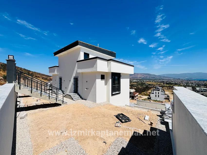 Seferihisar Doğanbey Atatürk Mah. Satılık 2+1 Yazlık - 115 m²