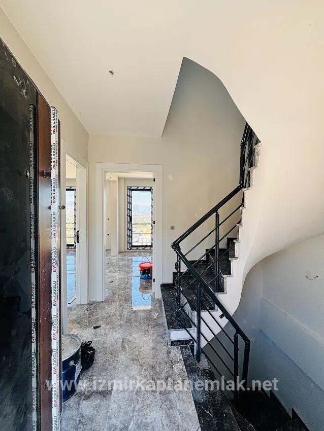 Seferihisar Doğanbey Atatürk Mah. Satılık 2+1 Yazlık - 115 m²