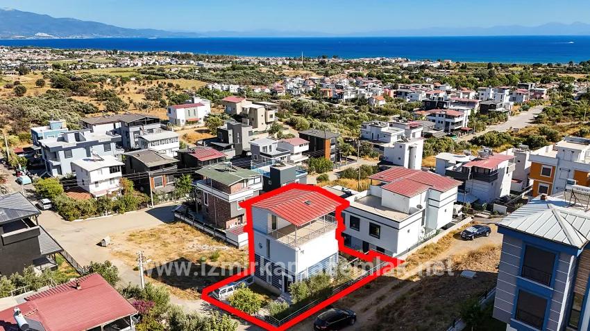 Seferihisar Doğanbey Atatürk Mah. Satılık 3+2 Yazlık - 160 m²