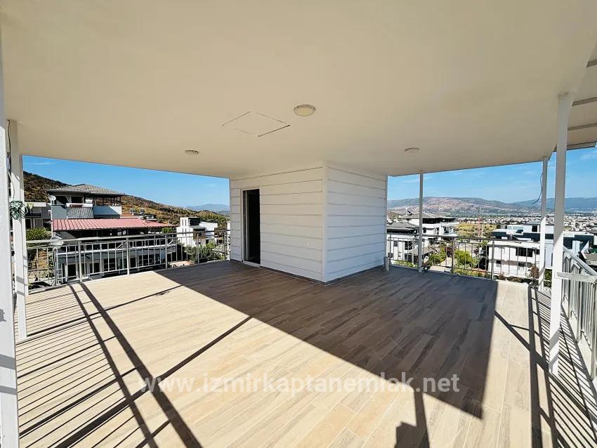 Seferihisar Doğanbey Atatürk Mah. Satılık 3+2 Yazlık - 160 m²