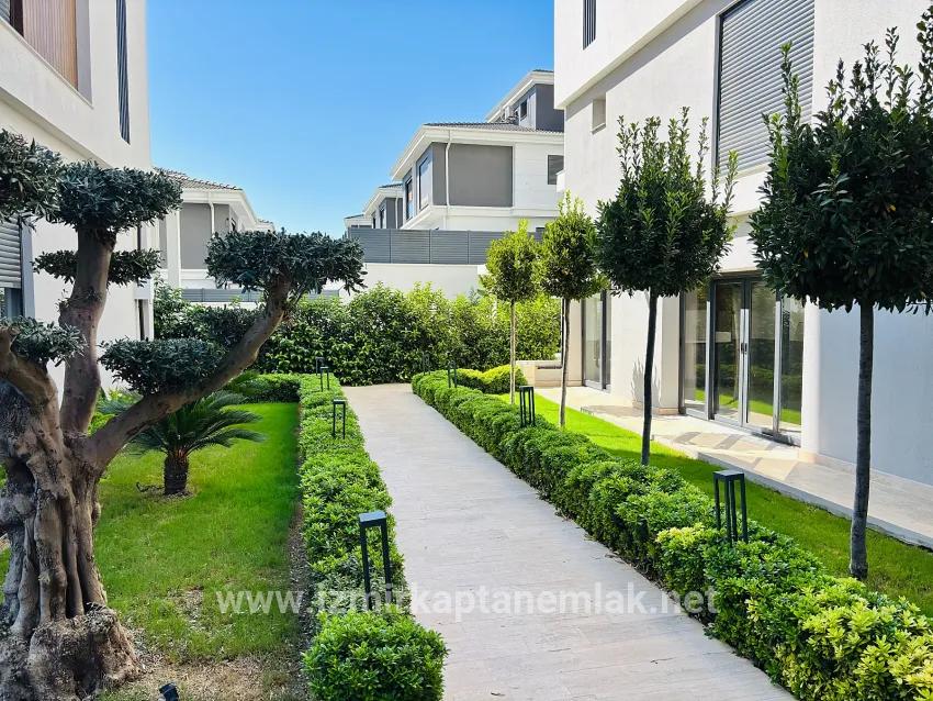 Seferihisar Necat Hepkon Mah. Satılık 3+1 Daire - 160 m²