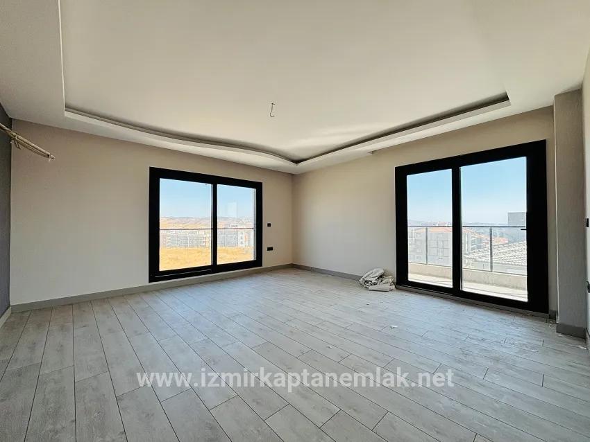 Seferihisar Necat Hepkon Mah. Satılık 3+1 Daire - 160 m²