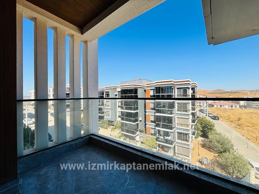 Seferihisar Necat Hepkon Mah. Satılık 3+1 Daire - 160 m²
