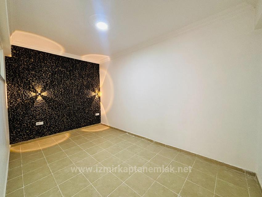 Seferihisar Ürkmez Merkezi Konumda Bahçeli 2+1 Satılık Daire