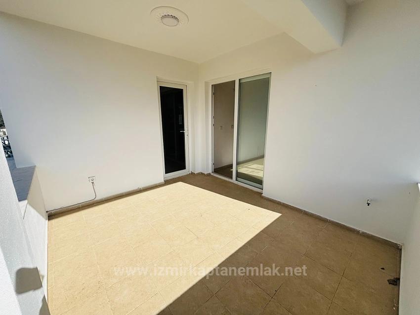 Seferihisar Ürkmez'de Ayrı Mutfak Bahçeli Masrafsız 2+1 Satılık Daire