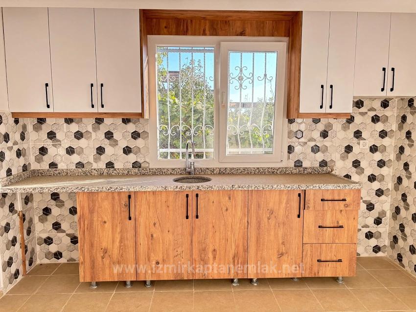 Seferihisar Ürkmez'de Ayrı Mutfak Bahçeli Masrafsız 2+1 Satılık Daire