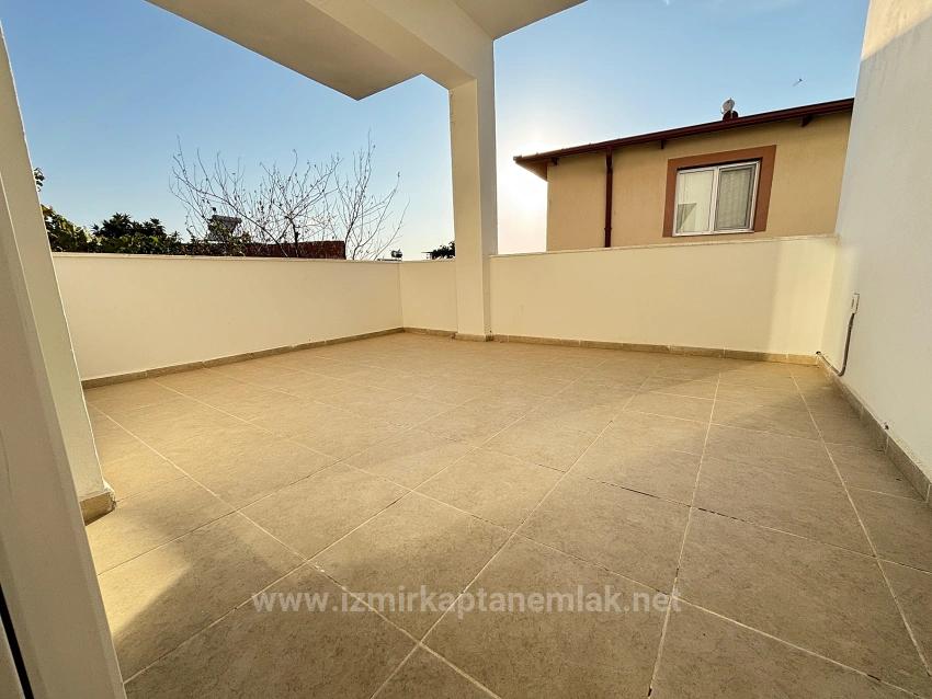 Seferihisar Ürkmez'de Ayrı Mutfak Bahçeli Masrafsız 2+1 Satılık Daire