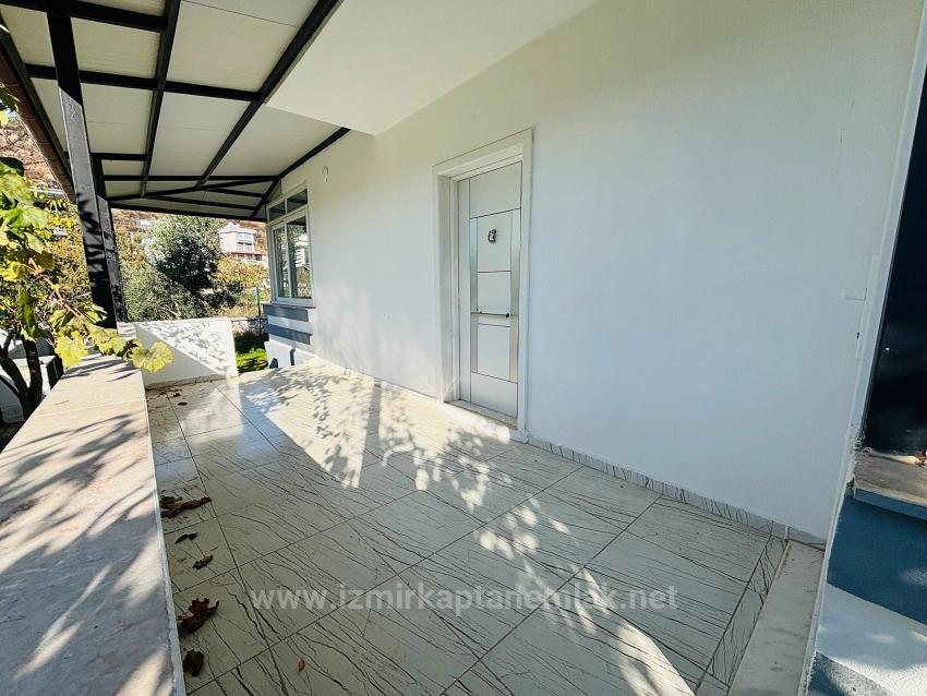 Seferihisar Doğanbey'de Müstakil Otoparklı Bahçeli 4+1 Satılık Tripleks