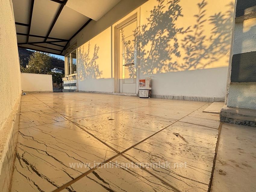 Seferihisar Doğanbey'de Müstakil Otoparklı Bahçeli 4+1 Satılık Tripleks