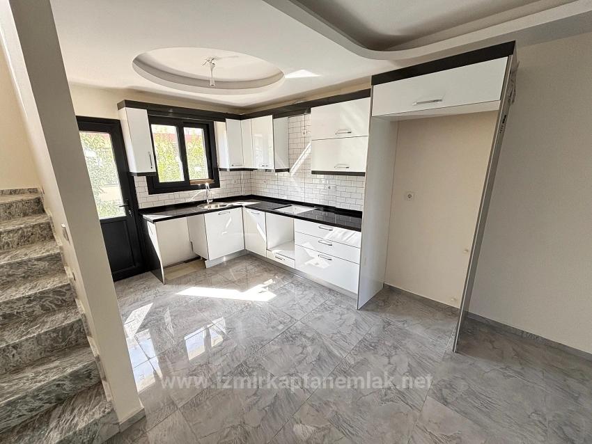 Seferihisar Doğanbey Merkezde Geniş Yapılı Ferah 3+1 Satılık Villa