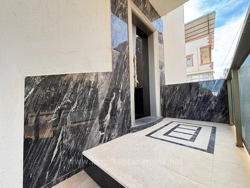 Seferihisar Doğanbey'de Plaja 500 M Otoparklı Bahçeli 3+1 Satılık Villa