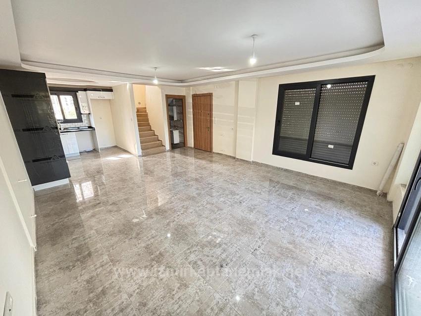 Seferihisar Doğanbey'de Plaja 500 M Otoparklı Bahçeli 3+1 Satılık Villa