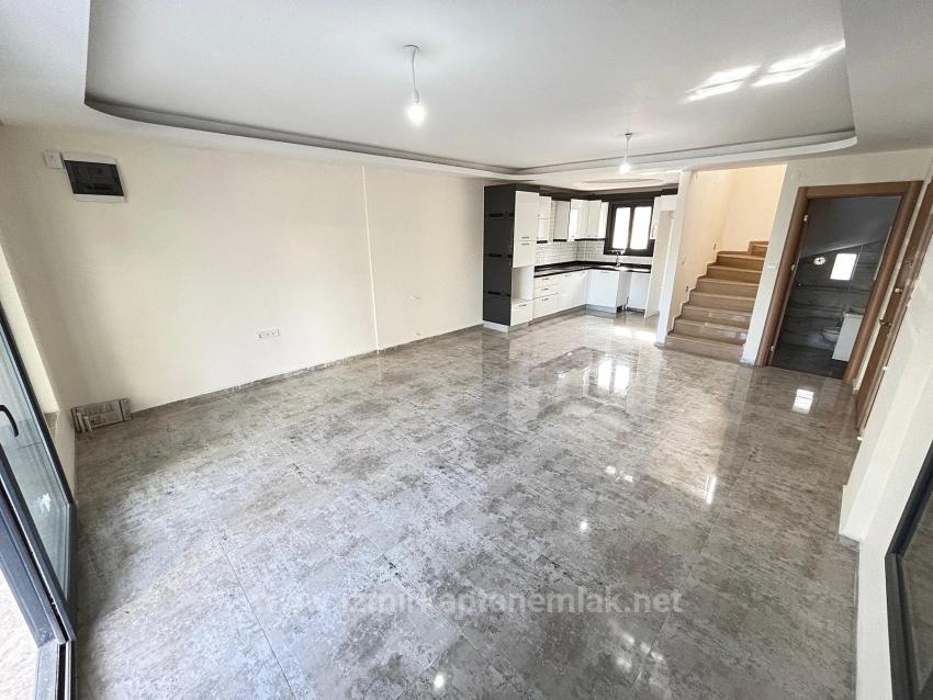 Seferihisar Doğanbey'de Plaja 500 M Otoparklı Bahçeli 3+1 Satılık Villa