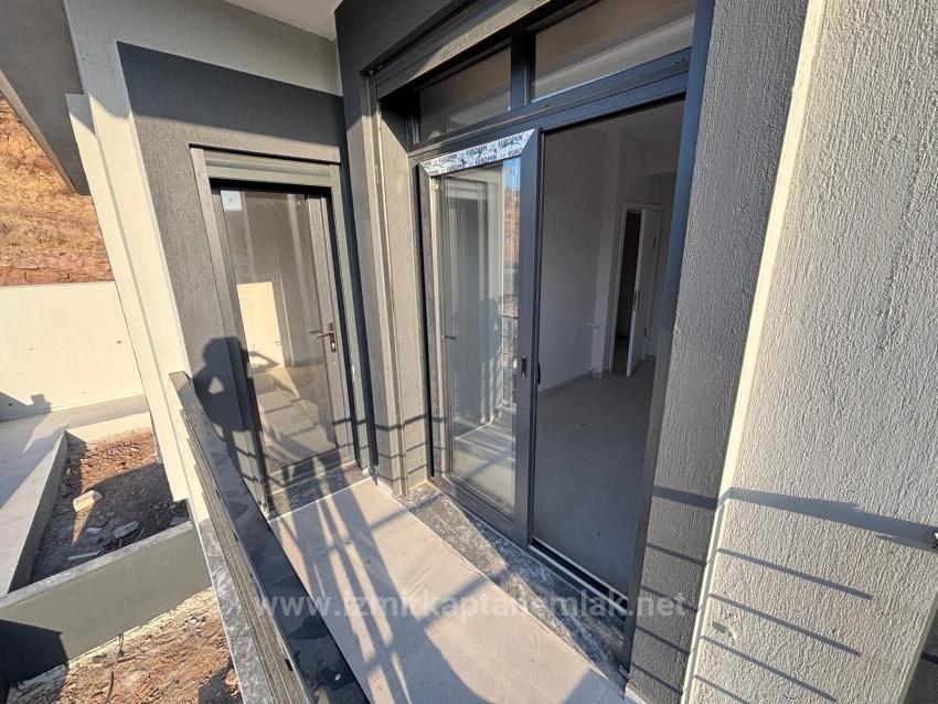 Seferihisar Payamlı'da Bahçeli Sıfır Yapılı İskanlı Satılık 2+1 Villa