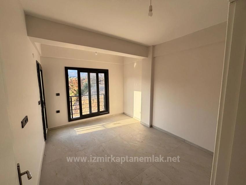 Seferihisar Payamlı'da Bahçeli Sıfır Yapılı İskanlı Satılık 2+1 Villa