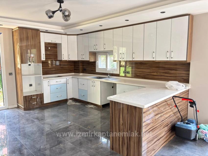 Seferihisar Payamlı Merkezde Müstakil Ferah Yapılı Satılık 3+1 Villa