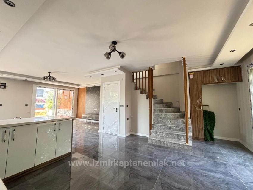 Seferihisar Payamlı Merkezde Müstakil Ferah Yapılı Satılık 3+1 Villa