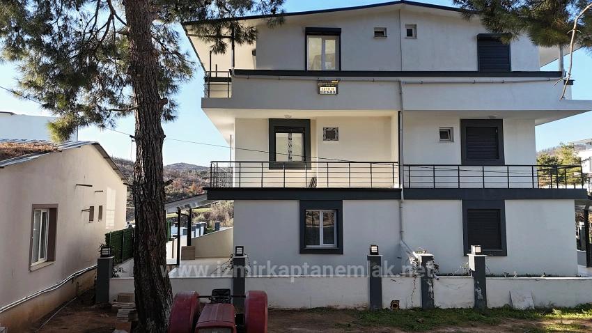 Seferihisar Payamlı'da Bahçeli Sıfır Yapı Satılık 2+1 Ruhsatlı Villa