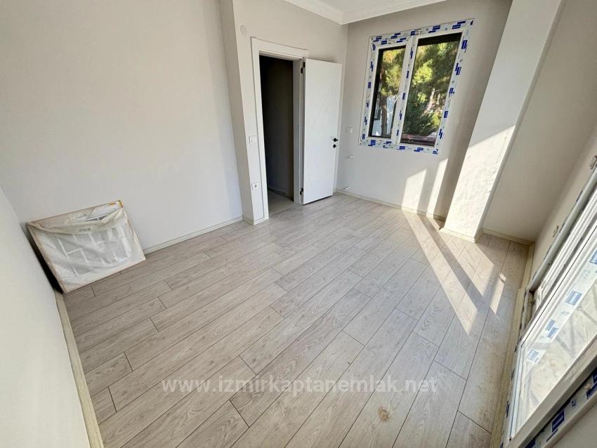 Seferihisar Payamlı'da Bahçeli Sıfır Yapı Satılık 2+1 Ruhsatlı Villa