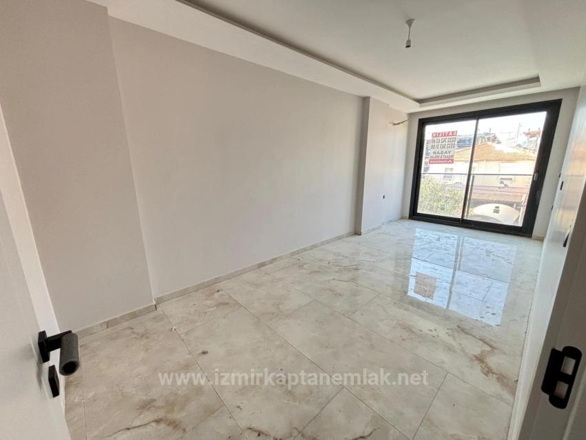 Seferihisar Payamlı Merkezde Geniş Ferah Yapılı Satılık 6+2 Tripleks