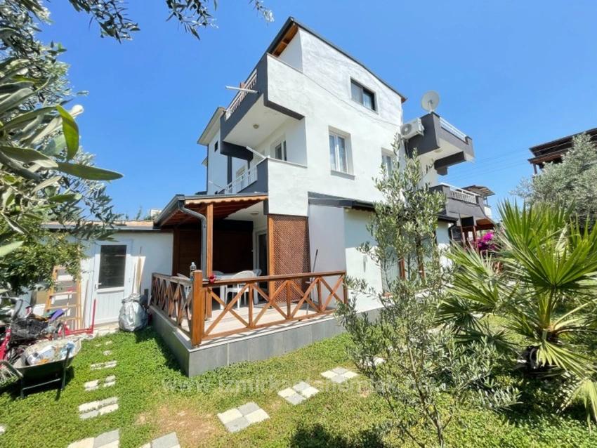 Seferihisar Doğanbey'de Otoparklı Geniş Bahçeli Ferah Satılık 3+1 Villa