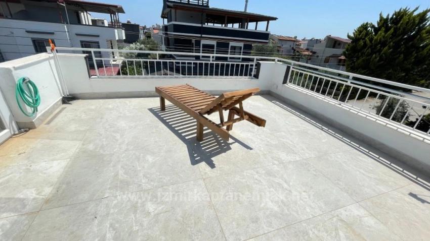 Seferihisar Doğanbey'de Otoparklı Geniş Bahçeli Ferah Satılık 3+1 Villa