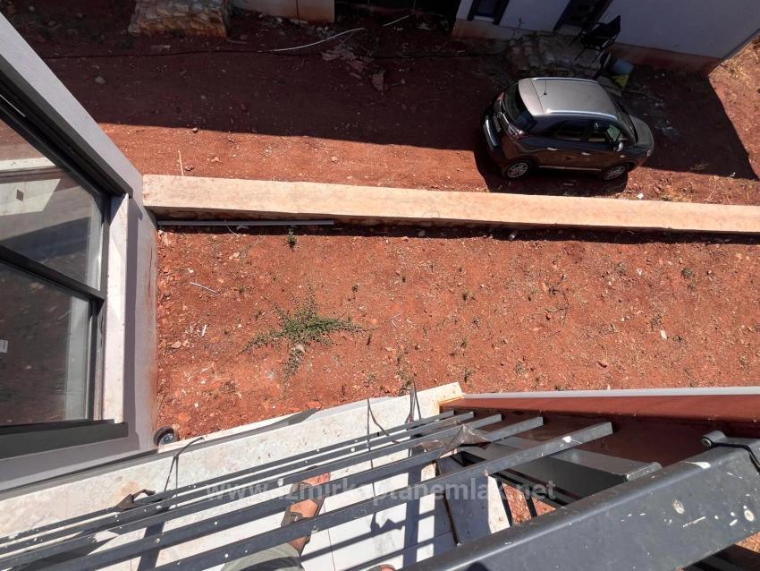 Seferihisar Kavakdere'de Geniş Bahçeli Sıfır Yapı 2+1 Satılık Villa