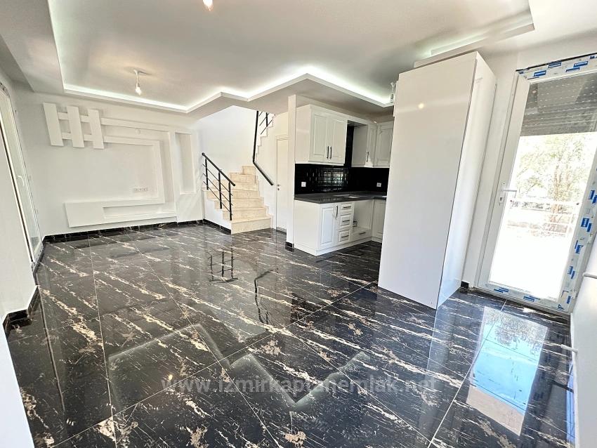 Seferihisar Cumhuriyet Mahallesinde Geniş Bahçeli Ferah Satılık 3+1 Villa