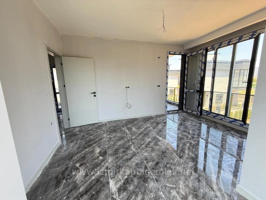 Seferihisar Doğanbey'de Bağımsız Müstakil Bahçeli Sıfır Satılık 2+1 Villa