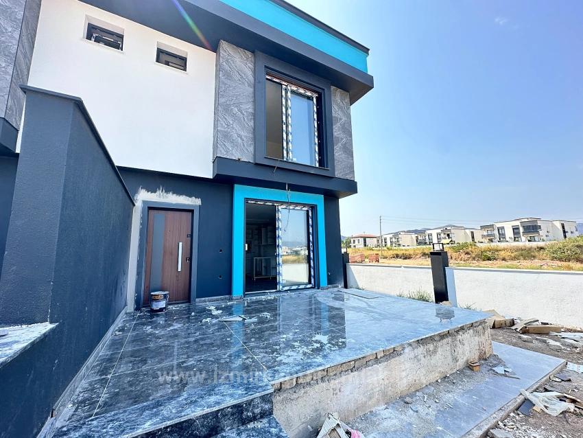 Seferihisar Cumhuriyet'de Geniş Bahçeli Sıfır Satılık 2+1 Villa