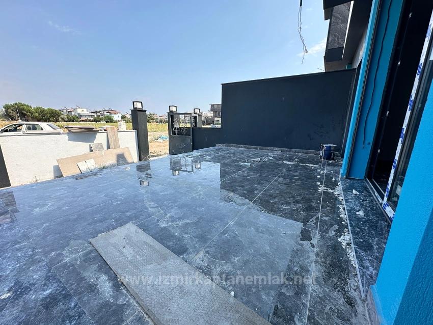 Seferihisar Cumhuriyet'de Geniş Bahçeli Sıfır Satılık 2+1 Villa