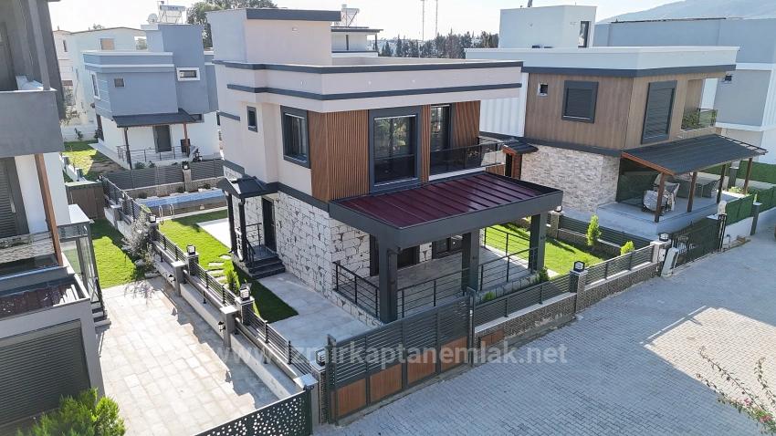 Doğanbeyde 300M2 Brüt Bağımsız Havuzlu Geniş Satılık 3+1 Villa